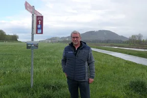 Hans Graf wird einen Drittel seines Pachtlandes verlieren. Diese Flächen werden von Milchbauern aus der Gemeinde bewirtschaftet. Im Abtausch baut Graf auf deren Land Gemüse an.