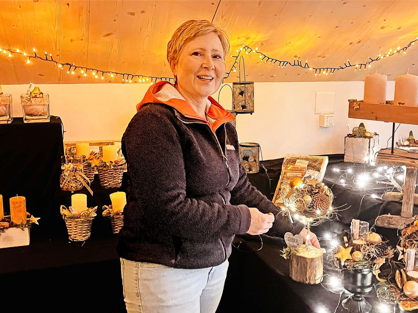Die Adventsausstellung auf dem Mühltoblerhof fand am vergangenen Wochenende statt. Ruth Tanner als gelernte Floristin hat dafür Blumendekorationen und Kränze angefertigt.