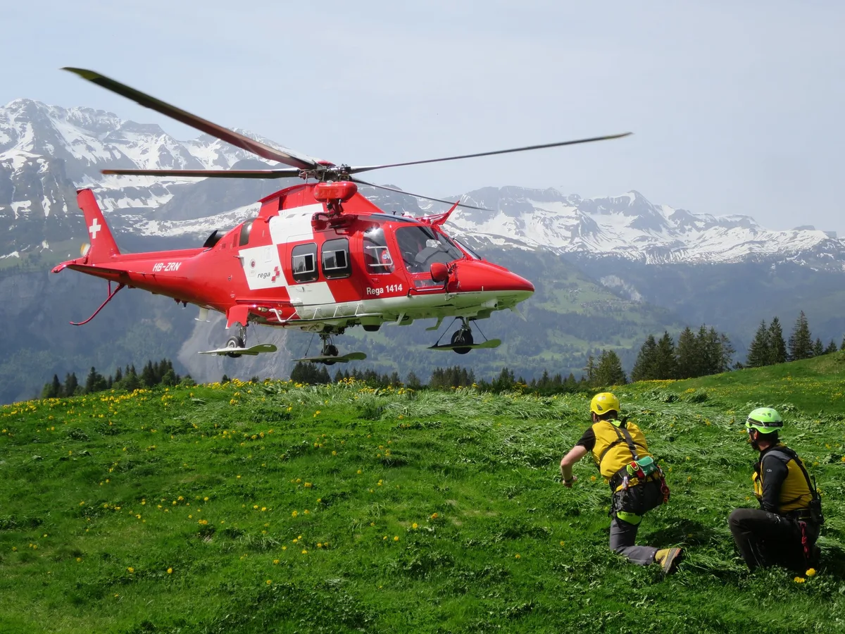 BZ-BET6-17-Rega-sjh Wanderin im Jura wird von Mutterkuh angegriffen