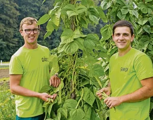 Daniel Dennler (links) und Simon Aeschbach haben ihren Betrieb fast vollständig auf Direktverkauf ausgerichtet. Das bedingt viel Einsatz und Herzblut.