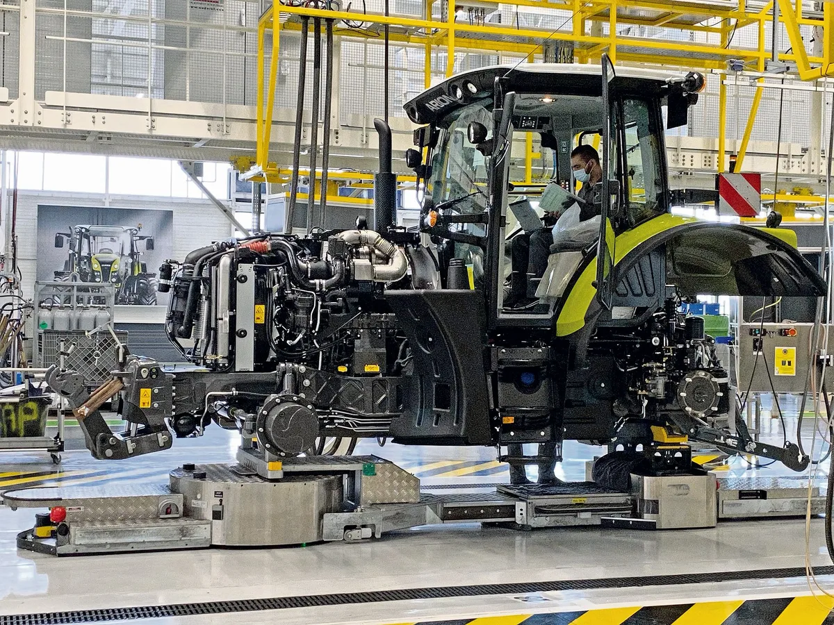 f53446d358570c86f0330bc0ea61636ed58111b5 Im Traktorenwerk von Claas in Le Mans werden bereits 55 Traktoren am Tag gefertigt. Nach dem Weiterausbau der Produktion sollen es täglich 75 Traktoren werden. Das Bild zeigt die Funktionskontrolle. (Bilder Yanne Boloh)