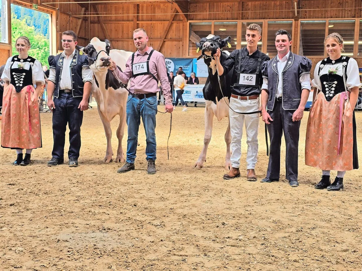 ff9efffd023237fe2c42443ccc3b3c5b675dc1718aa4568976c105c7c10684af Die Schönsten Holstein: Gratgerbers Arrow Caya (links) wurde Miss Emmental und Schehol Legend Kendra holte den Schöneutertitel.