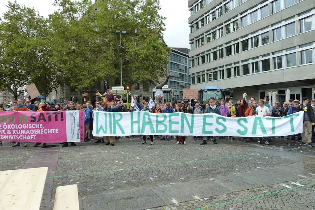 d7a046be2ce5505e3cdc38ff2b75008ad91e0a08 Die zumeist jungen Demonstrierenden wurden von drei Traktoren begleitet. Zwei vom Zirkus Chnopf und jenem der Solwai Ortoloco in Dietikon ZH (Bild jsc)
