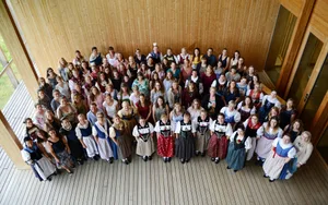 Lachende Gesichter am bzb Rheinhof in Salez SG: die 114 erfolgreichen Absolventinnen der Berufsprüfung Bäuerin.