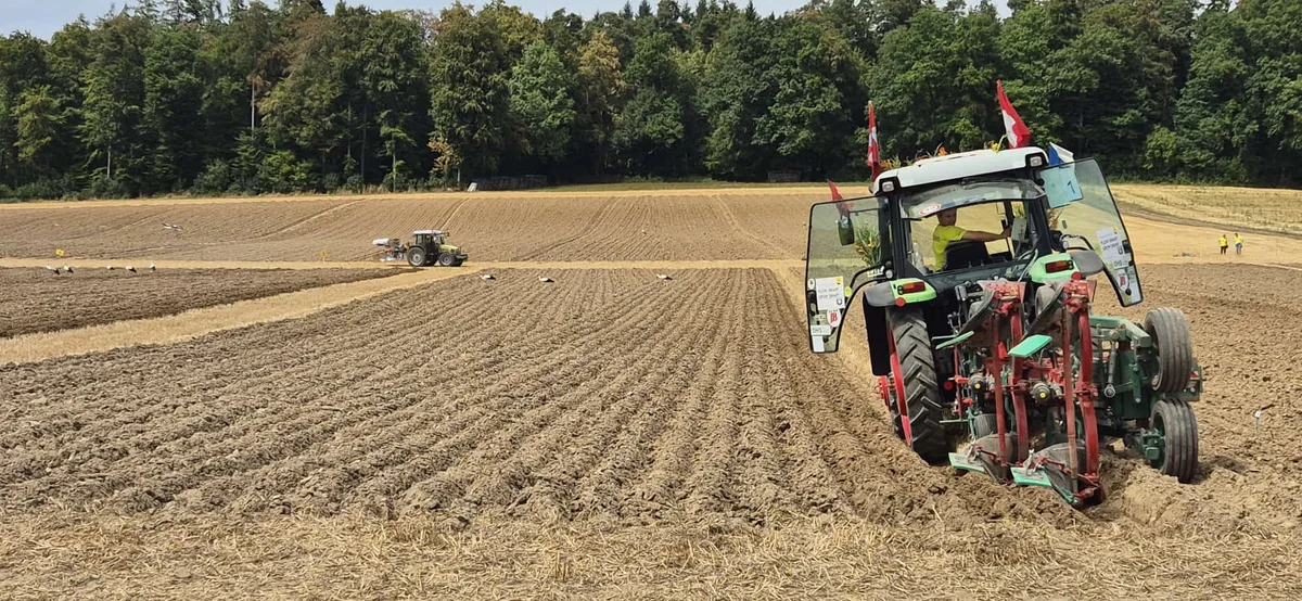 Beim Wettkampf-Pflügen spielt Erfahrung eine grosse Rolle. Jedes Mal muss der High-Tech-Pflug an die Bodenbedingungen angepasst werden.