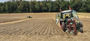 Beim Wettkampf-Pflügen spielt Erfahrung eine grosse Rolle. Jedes Mal muss der High-Tech-Pflug an die Bodenbedingungen angepasst werden.