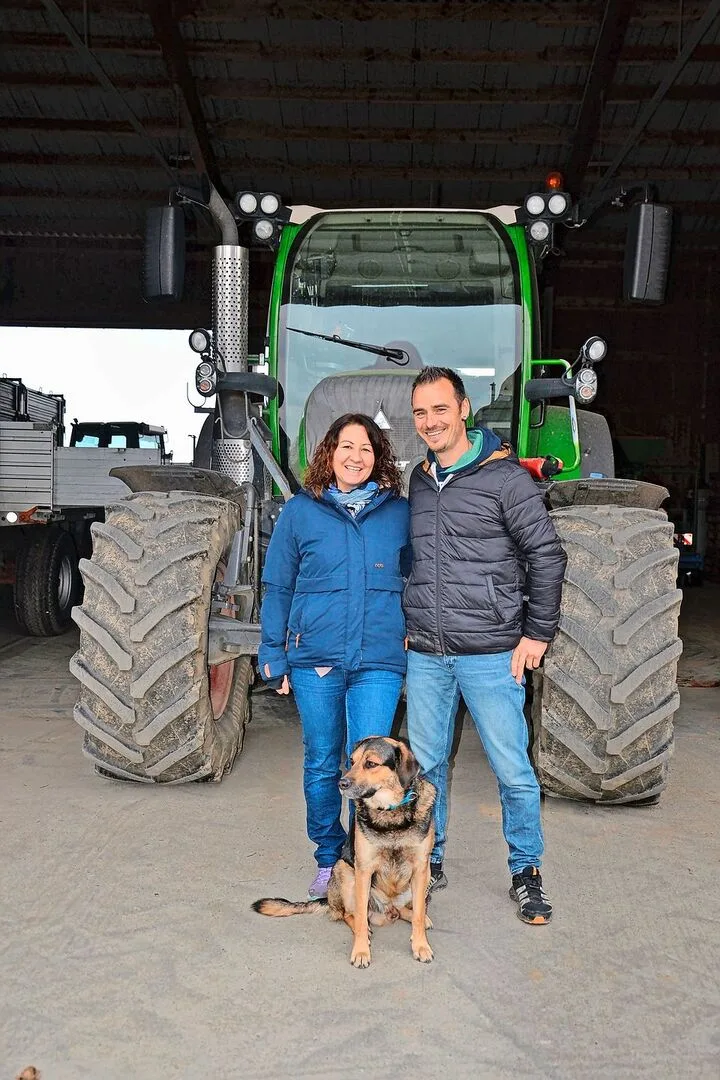771b541ba90b657b4a0a57a467c34f3bc7ac475333b7a9d29ec5bf45f8ecb865 Familie Kunz bildet Lehrlinge aus. Drei Fendt-Traktoren bringen die nötige Schlagkraft für den Ackerbau, Hund Ringo bewacht den Hofplatz.