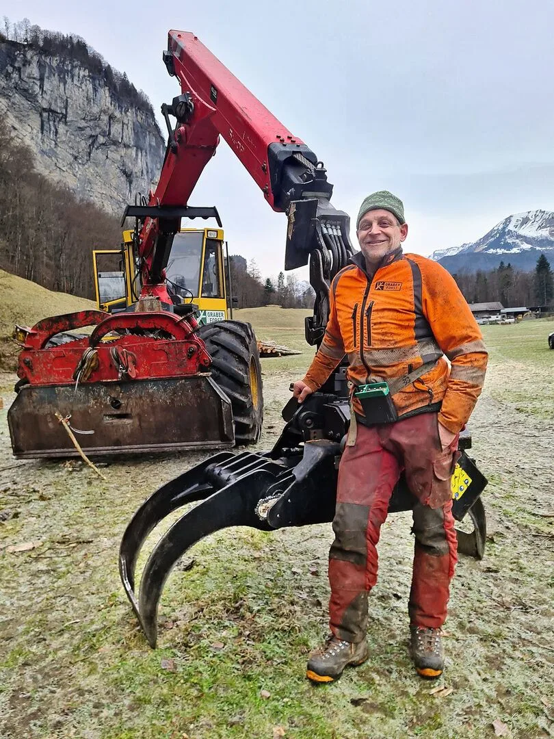 6c0065fd240c66d2694c7b91f405b1d9347bab5a76ee812e19e2c10cedd74d57 Christian Graber aus Meiringen BE hat am Forstkran ein Längenmessgerät mit Sensoren. Die Stammlänge kann er am Terminal in der Kabine ablesen.