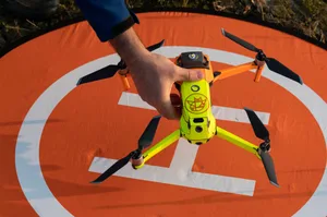 Mit der Drohne ist ein Feld in maximal einer halben Stunde abgesucht. Das gibt Sicherheit für den Landwirt, dass er kein Kitz vermäht und es muss nicht der ganze Grasbestand zu Fuss durchkämmt werden.