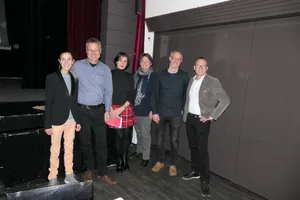 Sie kamen für ein Podiumsgespräch zusammen (v. l. n. r.): Meret Schneider, Ralph Hablützel, Moderatorin Karin Landolt, Elisabeth Pflugshaupt, Mitorganisator Florian Heer und Martin Hübscher.