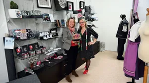 Esther Schwaller (links) und Isabelle Nicolet sind Trachtenspezialistinnen in ihrem jeweiligen Sprachgebiet.