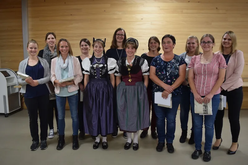 04d09ac2eb10e7d18f2c7efacca6d62473dbe76c Sie haben die Ausbildung Bäuerin mit Fachausweis erfolgreich abgeschlossen. (Bilder Stefanie Giger)