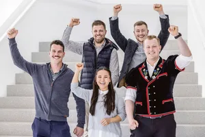 Robin André, David Piller, Dulguum Enkhtsetseg, Cornel Betschart und Martin Felder (v. l.) sind die frisch diplomierten Milchtechnologen mit Höherer Fachprüfung. Herzlich gratuliert die BauernZeitung.