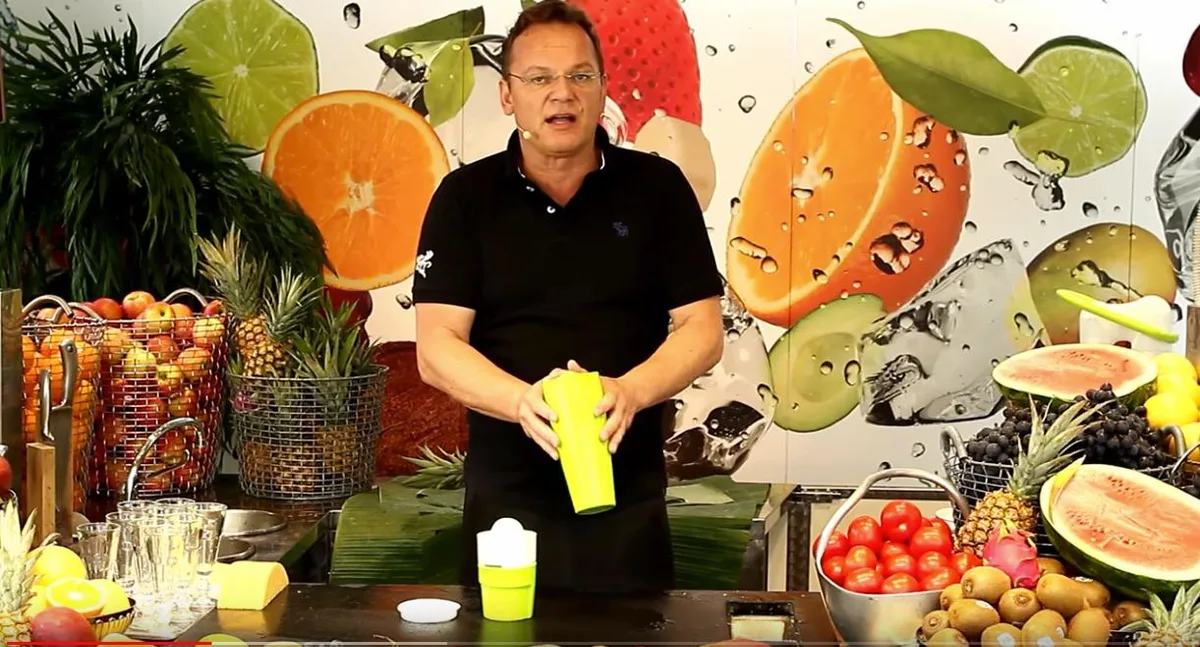Saftpresse-Verkäufer Werner Niederwinkler kritisiert die BEA. (Bild Youtube Screenshot Shakin Juicer)
