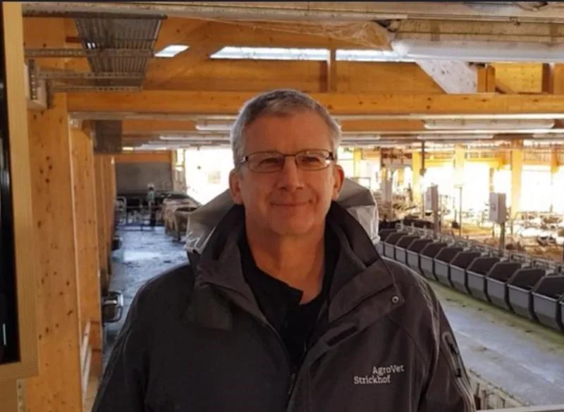 8cf0b48b3d37692e6c22b5aa5cdd59c3ad556730 «Wir sind schon längst digital.» Matthias Schick im Interview im Stall des Stickhofs. (Bild zVg)