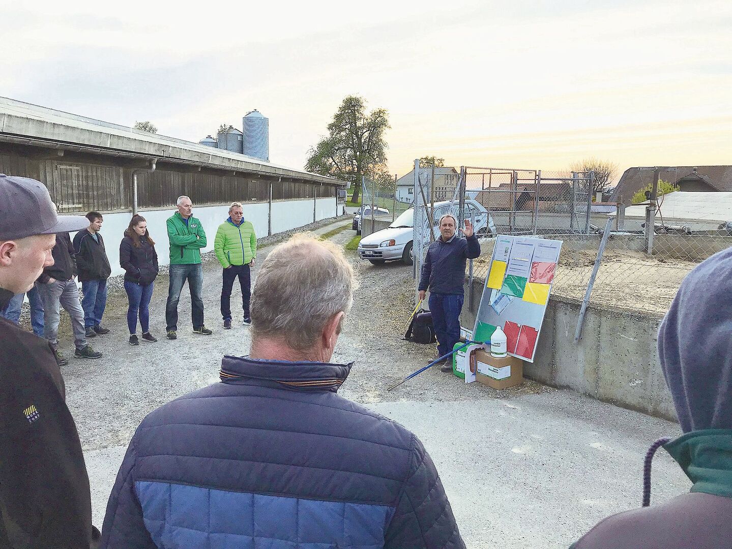 «Möglichst wenige bis keine Fäulnisbakterien»: Landor-Berater Kurt Gugger vor dem Güllesilo.