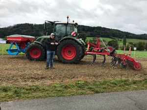 Projektleiter Nico Helmstetter mit dem dreibalkigen Grubber Terrano 3 FX von Horsch, der mit einer 40 mm breiten Lockerungsschare ausgestattet ist und beim Rapsversuch zum Einsatz kommt. (Bild Alexandra Stückelberger)