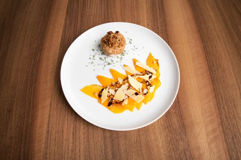 c9b1499bc7fefe7ac32f2fef1f295f9fc389ab6a Kürbiscarpaccio mit Baumnüssen und Nussbrötli. (Bild Ueli Christoffel/SRF)