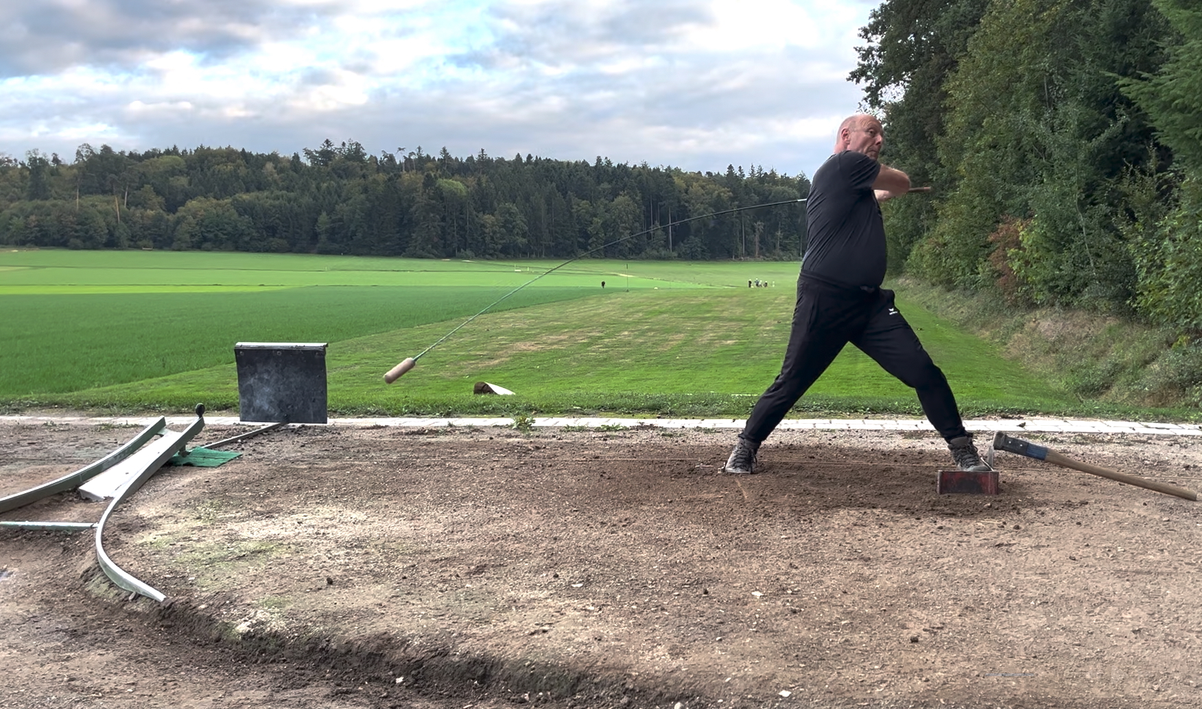Daniel Rothenbühler, von der Hornussergesellschaft Oberwil, holt zu einem Streich aus. Mit dem gleitigen Stecken wird er das Träf extrem beschleunigen bevor es auf den Nouss trifft.