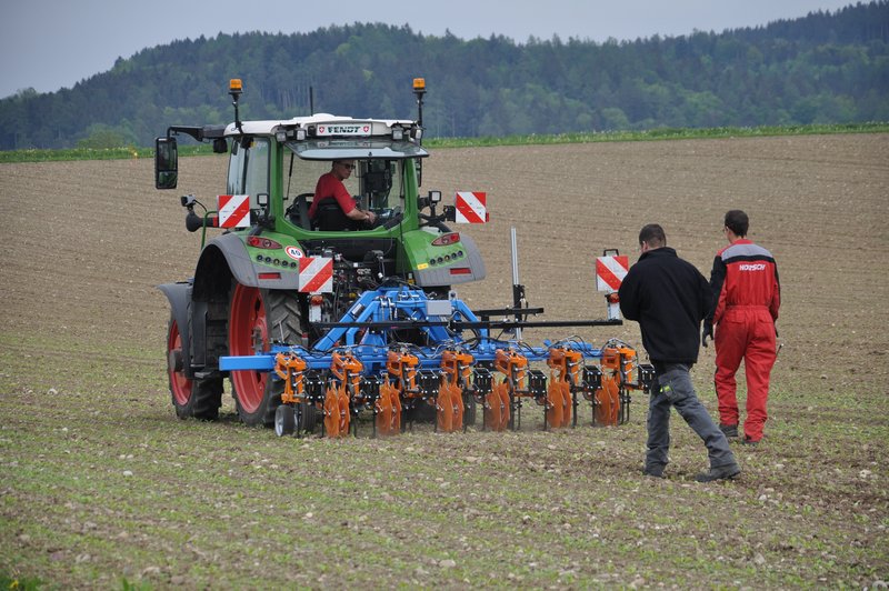 Mit Smart-Farming-Technologien wird heute viel experimentiert, z. B. hier bei einem Versuch an der Swiss Future Farm mit einem GPS-gesteuerten Hackgerät. (Bild BauZ)
