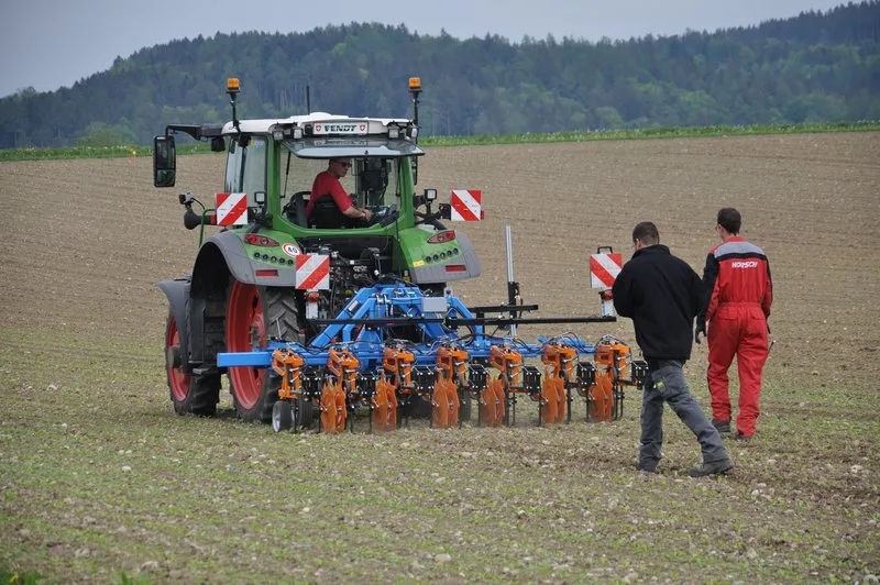 0cfd78f2db90ac36508a1e9b3571fe4a62a1922e Mit Smart-Farming-Technologien wird heute viel experimentiert, z. B. hier bei einem Versuch an der Swiss Future Farm mit einem GPS-gesteuerten Hackgerät. (Bild BauZ)