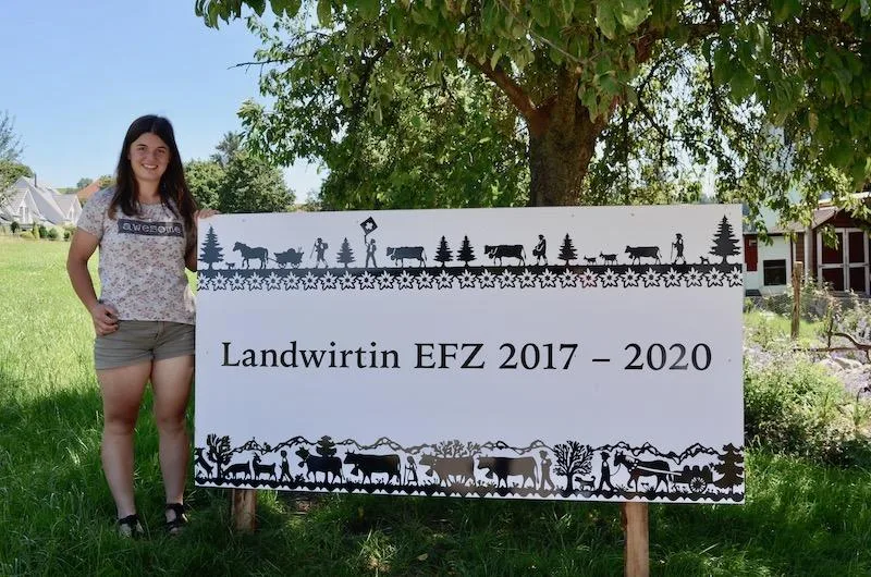 ffdca7f444ac0084e45d954849a8dcf3393c17ed Sonja Schneider ist stolz auf ihren Abschluss als Landwirtin EFZ. Ihre Familie gratulierte ihr zum erfolgreichen Lehrabschluss mit diesem Plakat. (Bild Isabelle Schwander)