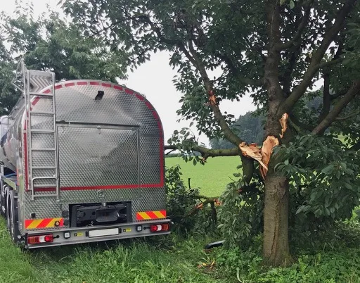 abf16425b23df267f12a499d603826c230e5b486 Beim Unfall kam es an Lastwagen und Baum zu einem Sachschaden von rund 50'000 Franken. (Bild Luzerner Polizei)