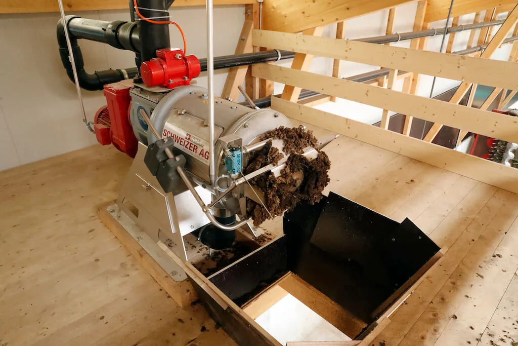 993102ddd112736155882e350c96ea35fb68921a Der Gülle-Separator ist fix auf dem Betrieb Bigler in Moosseedorf BE installiert. Bild: Ruben Sprich