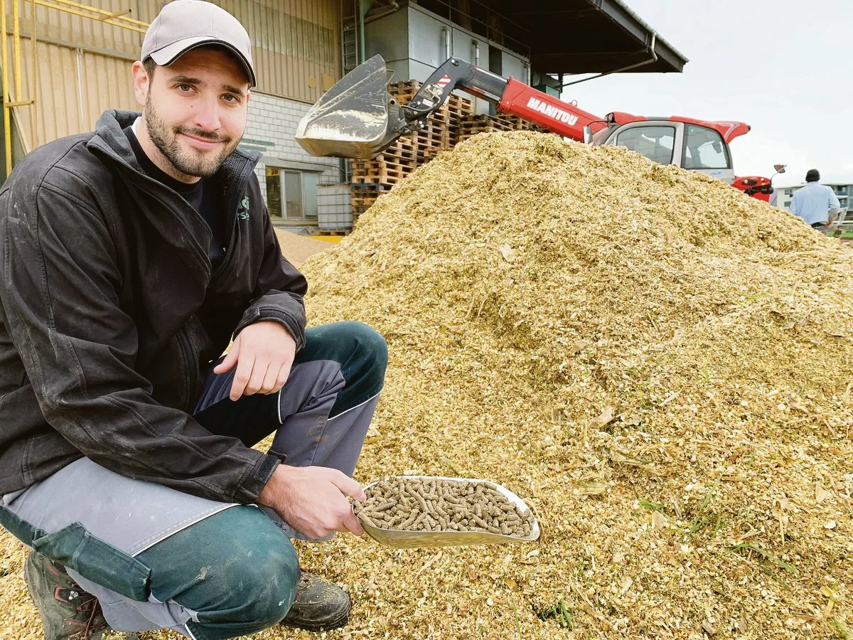 3ed9ff5823e4975be354080f9f4950a89e55a022 Fabian Roos, Betriebsleiter in Oberkirch, ist mit der diesjährigen Maisernte und -trocknung sehr zufrieden. (Bild Josef Scherer)