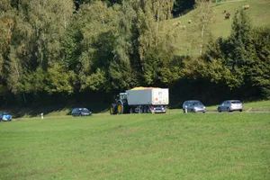 Gerade während der Erntezeit sind viele Traktoren auf den Strassen unterwegs.