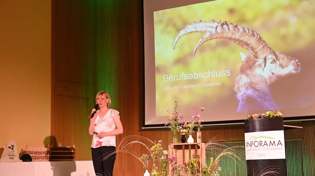3892cdfd6793facbaee304757784f33dd423cfa1 Stolz, wie dieser Steinbock, dürfen die Diplomandinnen und Diplomanden auf ihren Erfolg sein, betonte Moderatorin Karin Aeberhard. (Bild BauZ/Andrea Wyss)