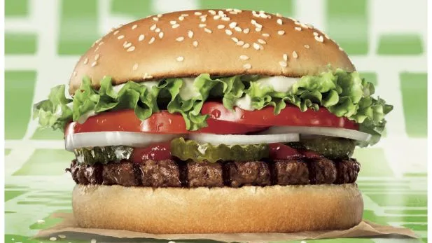 18af48dfaa4006e4639072afbdf1d1b80cc71be8 Burger King bietet den pflanzlichen "Rebel Whopper" nun auch in der Schweiz an. (Bild Burger King)