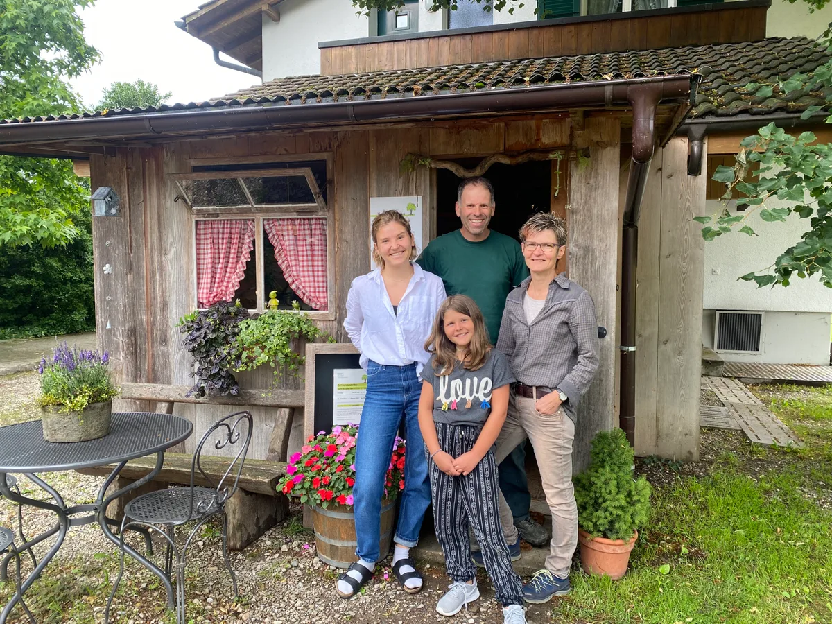 445068171418e7c803935bcfc7c9503bca0d3614 Margrit Lehmann steht zusammen mit Ihrem Gatten Hansueli und den Töchtern Jana und Lorena vor dem kleinen Hofladen. Bald soll er durch einen grösseren ersetzt werden, was die Arbeit der Bäuerin vereinfachen wird. (Bilder jsc)