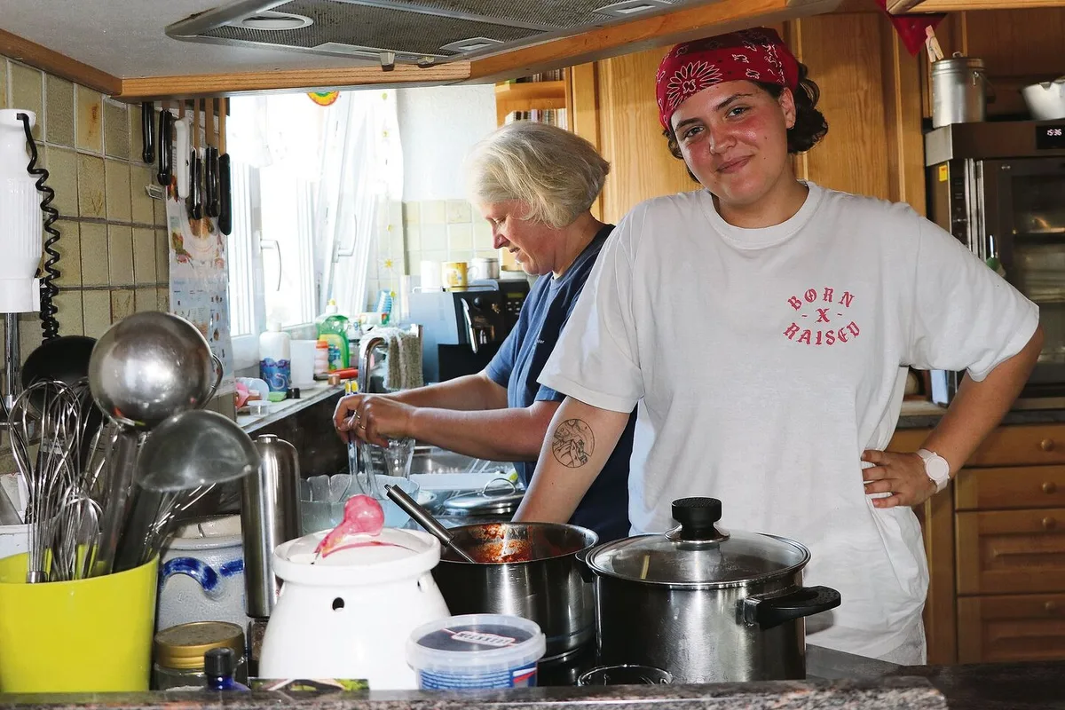 06d2d22658ac8b56d3d1e394e602bdf2a58ac7b9a226a4d1b4f10973a18c80c4 Kochen gehört zu Elisas Arbeitsfeldern. Mit Bäuerin Helena Wettstein (links) ist sie in der Obhut einer erfahrenen Ausbildnerin.