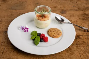 Deborah Stadelmann zaubert zum Dessert eine Rosmarin-Pannacotta mit Calvadosäpfeln und Baumnuss-Guetzli.