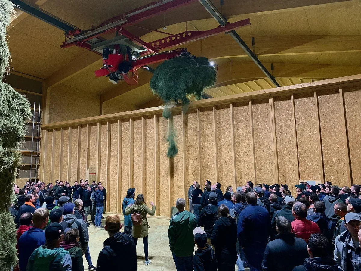 Junglandwirte besichtigen den riesigen deckenlastigen Heustock bei Hubert Estermann. Der Heukran fährt ohne Pilot autonom.