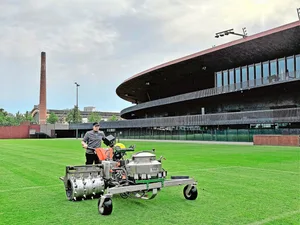 Eine Bergmaschine im Einsatz für den perfekten Rasen. Der Urner Thomas Zgraggen behandelt einen Zürcher Sportrasen gegen den Junikäfer.