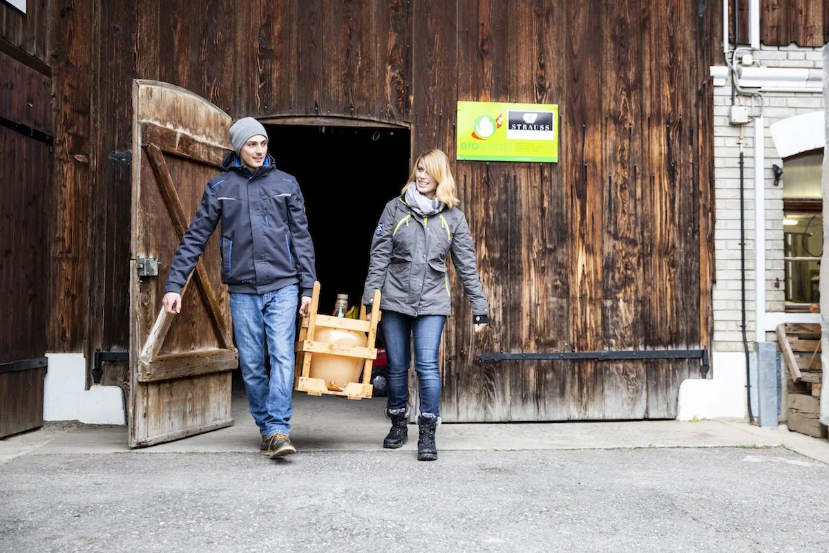 Die Young Farmers Jürg und Pascale Strass haben innerfamiliär den Hof übernommen. Bild: Mareycke Frehner