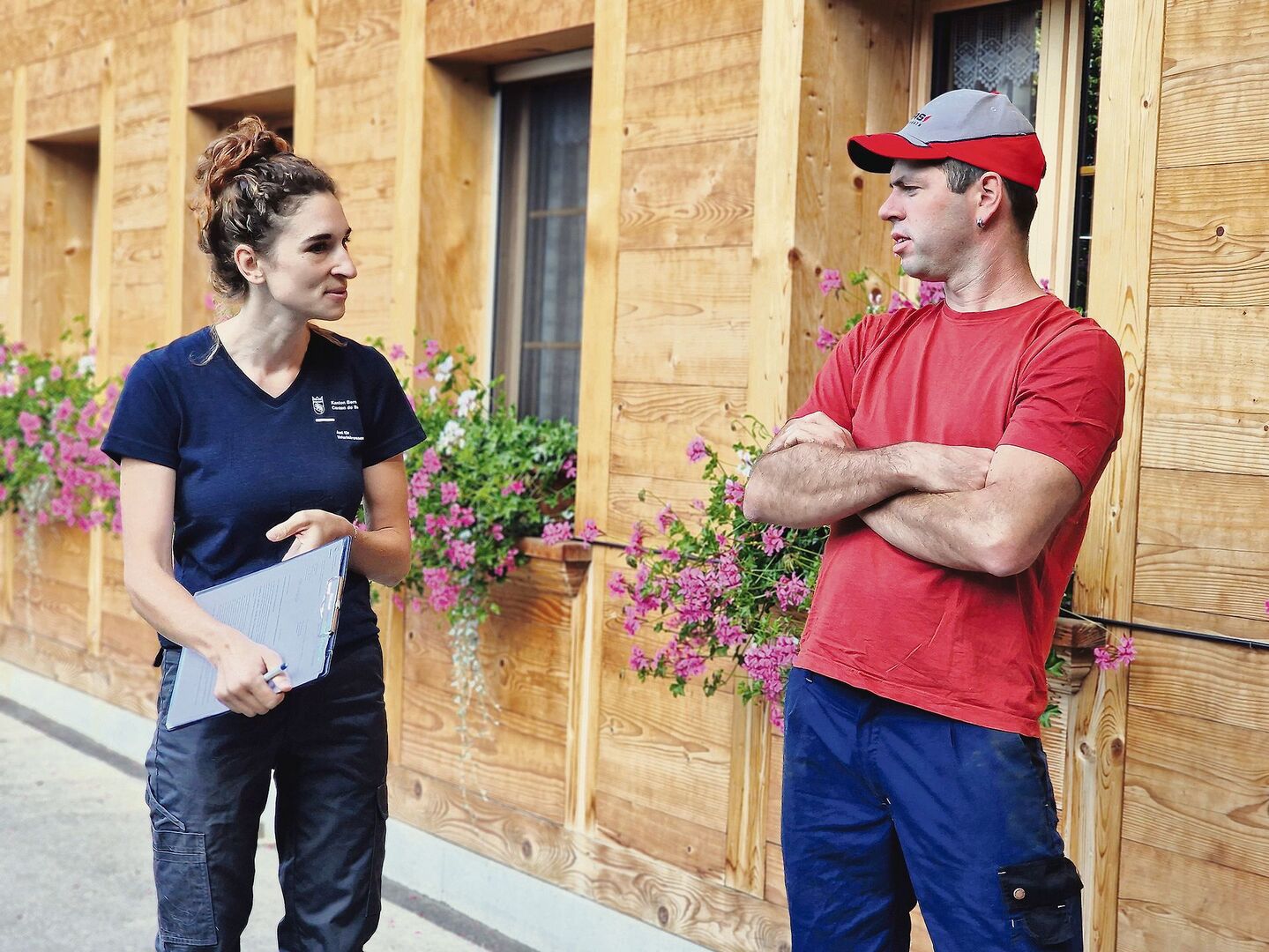Valerie Wist macht regelmässig Primärproduktionskontrollen auf Landwirtschaftsbetrieben. Sie hat im Beisein der Presse den Emmentaler Landwirt Urs Rindisbacher besucht.