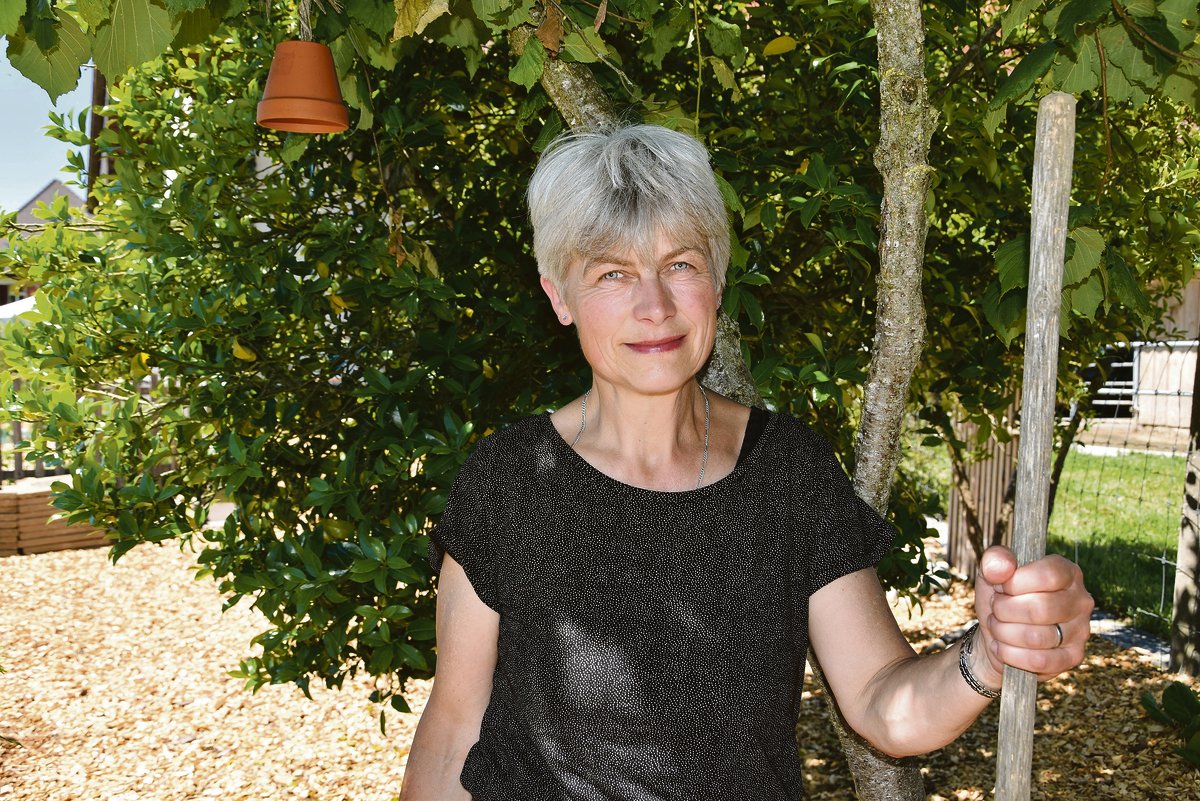 Vreni Fuhrimann in ihrem Garten. Hier erholt sich die Bäuerin von ihrem Alltag. Die Bernerin bewirtschaftet mit ihrer Familie den Waldhof in Langenthal BE, einen Schulbetrieb des Inforamas. (Bild Barbara Heiniger)