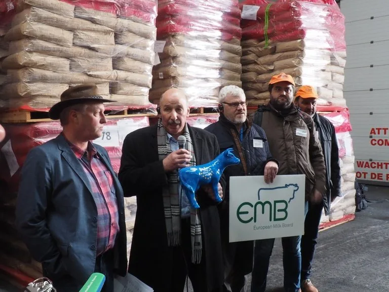 8f86452f0134ba3e3c6507f42ff65bfaca629e28 Die hohen Milchpulver-Bestände stehen einer langfristigen Markterholung entgegen: EMB-Präsident Romuald Schaber (2.v.l.). (zvg)