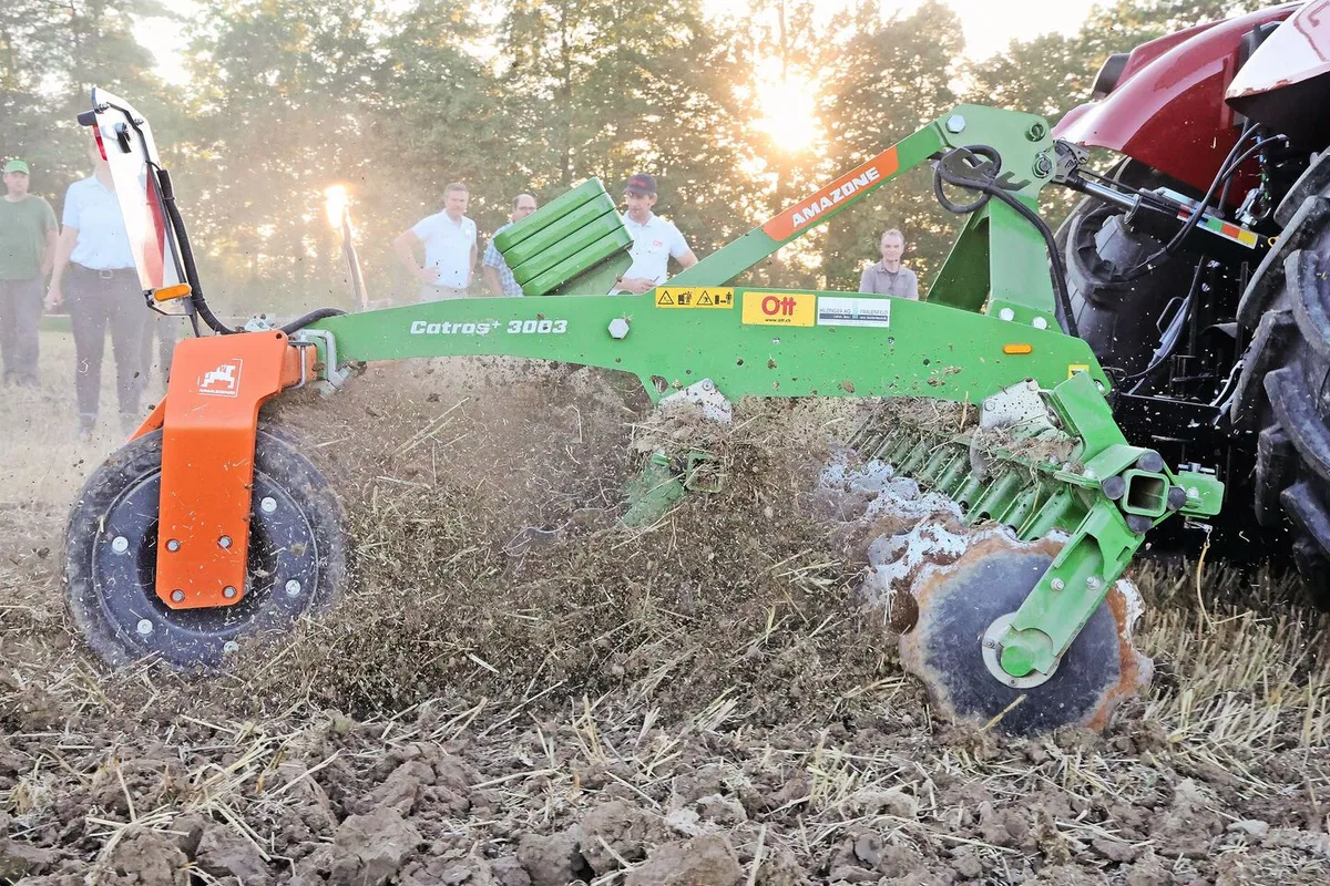 Die gezackten Scheiben der Catros 3003 durchschneiden das Stoppelfeld und durchmischen die obere Bodenschicht. In Kombination mit einer Messerwalze eignet sich diese Scheibenegge auch fürs Einarbeiten von Gründüngungen.