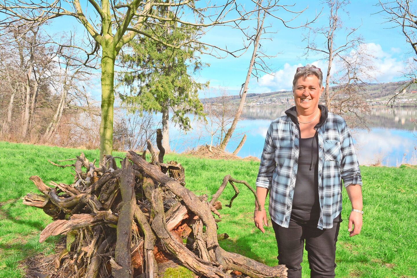 Myriam Lang am Baldeggersee. Der Asthaufen ist ein Strukturelement am Rande der Nussbaumanlage.