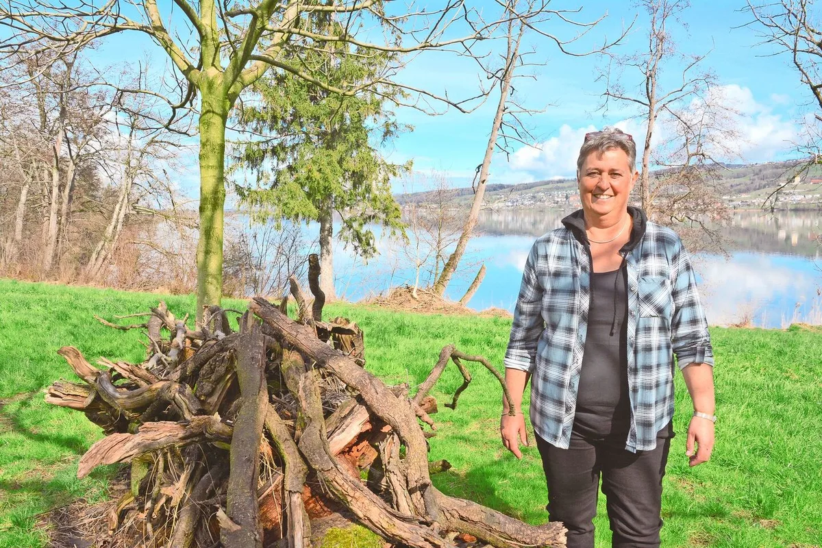 20a1a6e1dbe3defcae04e6e062a0bb738fd2acdeed8289609d93994f5fdcc303 Myriam Lang am Baldeggersee. Der Asthaufen ist ein Strukturelement am Rande der Nussbaumanlage.