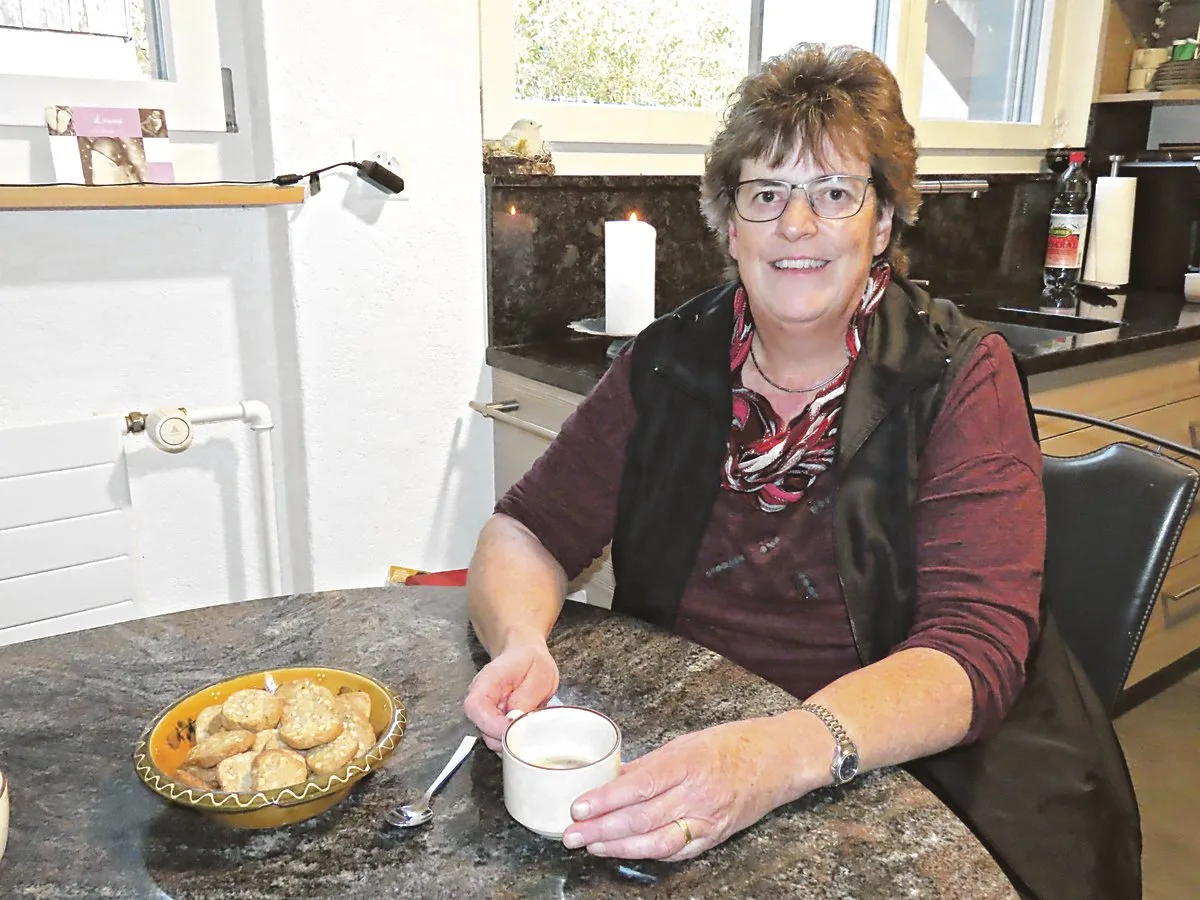 c456247b848c27117af8c20d7011c2eac9a1154a Marianne Walther-Jordi ist dankbar, gemeinsam mit ihrem Mann auf dem Hof zu arbeiten. Auch wenn die Arbeit als Bäuerin streng ist, für eine Kaffeepause findet sie meist die nötige Zeit. (Bild Barbara Heiniger)