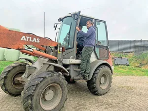 Jannik ist schon ziemlich geübt im Umgang mit den Maschinen. Lehrmeister Timo gibt ihm kurz eine Instruktion beim Siloballenfahren.