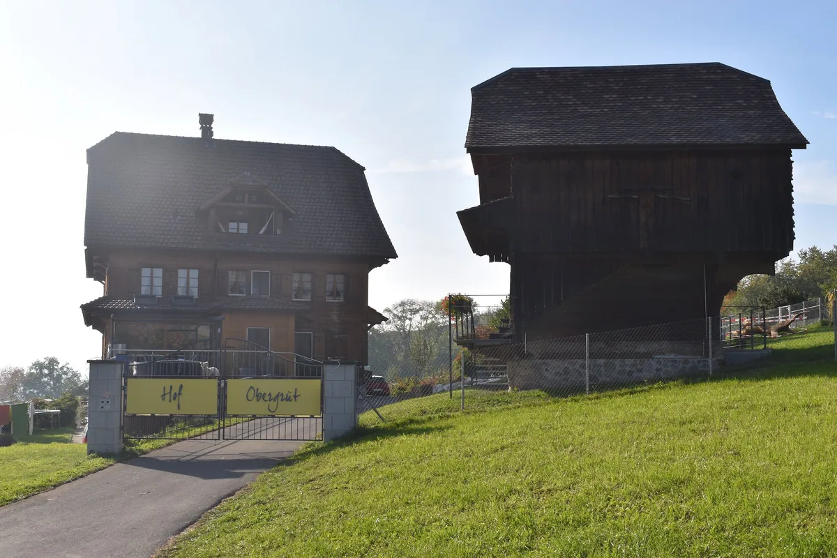 4c445cf7e64886e66c44c0f45c3ec240aca7ad0d Die Idee, Menschen mit Demenz wie hier auf dem Hof Obergrüt auf einem Bauernhof zu betreuuen, ist europaweit einzigartig. (Bilder Lara Aebi)