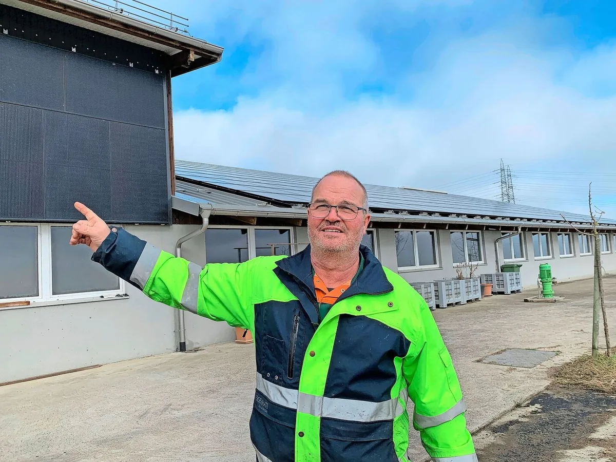 2cf0e472e40d79fd1e464da704f1b2722fc01296df27997bcfa30fc27c617d9b Eine PV-Anlage mit 350 kWp Leistung hat Thomas Estermann aus Hildisrieden auf dem Dach und der Fassade der Schweinescheune installiert. Vom produzierten Solarstrom kann er aber nur 20 Prozent selber nutzen.