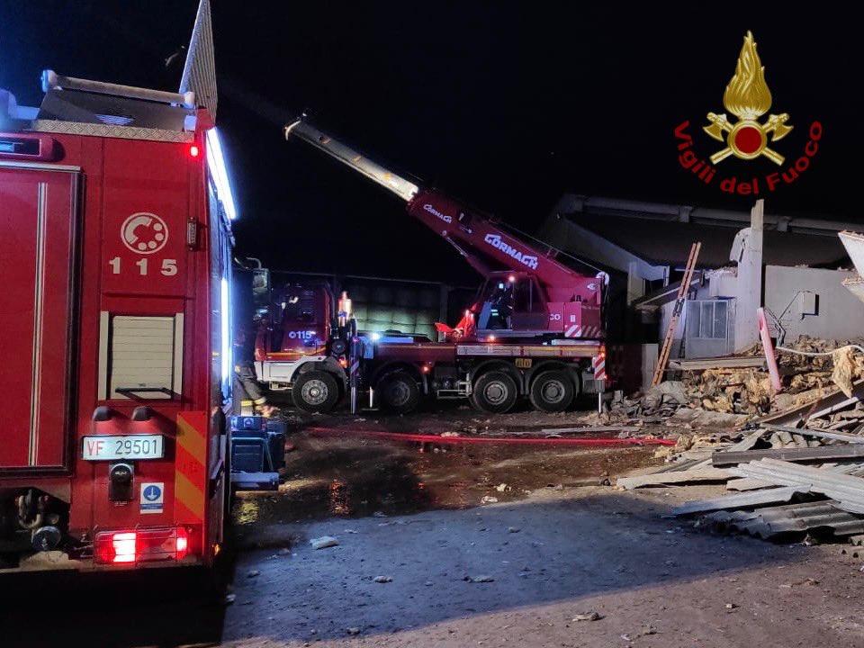 In dem Gebäude waren den Angaben zufolge rund 300 Tiere untergebracht. (Bild Twitter/Vigili del Fuoco)