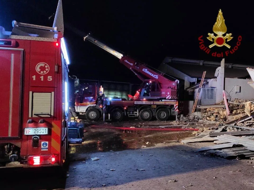 In dem Gebäude waren den Angaben zufolge rund 300 Tiere untergebracht. (Bild Twitter/Vigili del Fuoco)